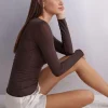 Camiseta con cuello barco en cashmere de manga Larga