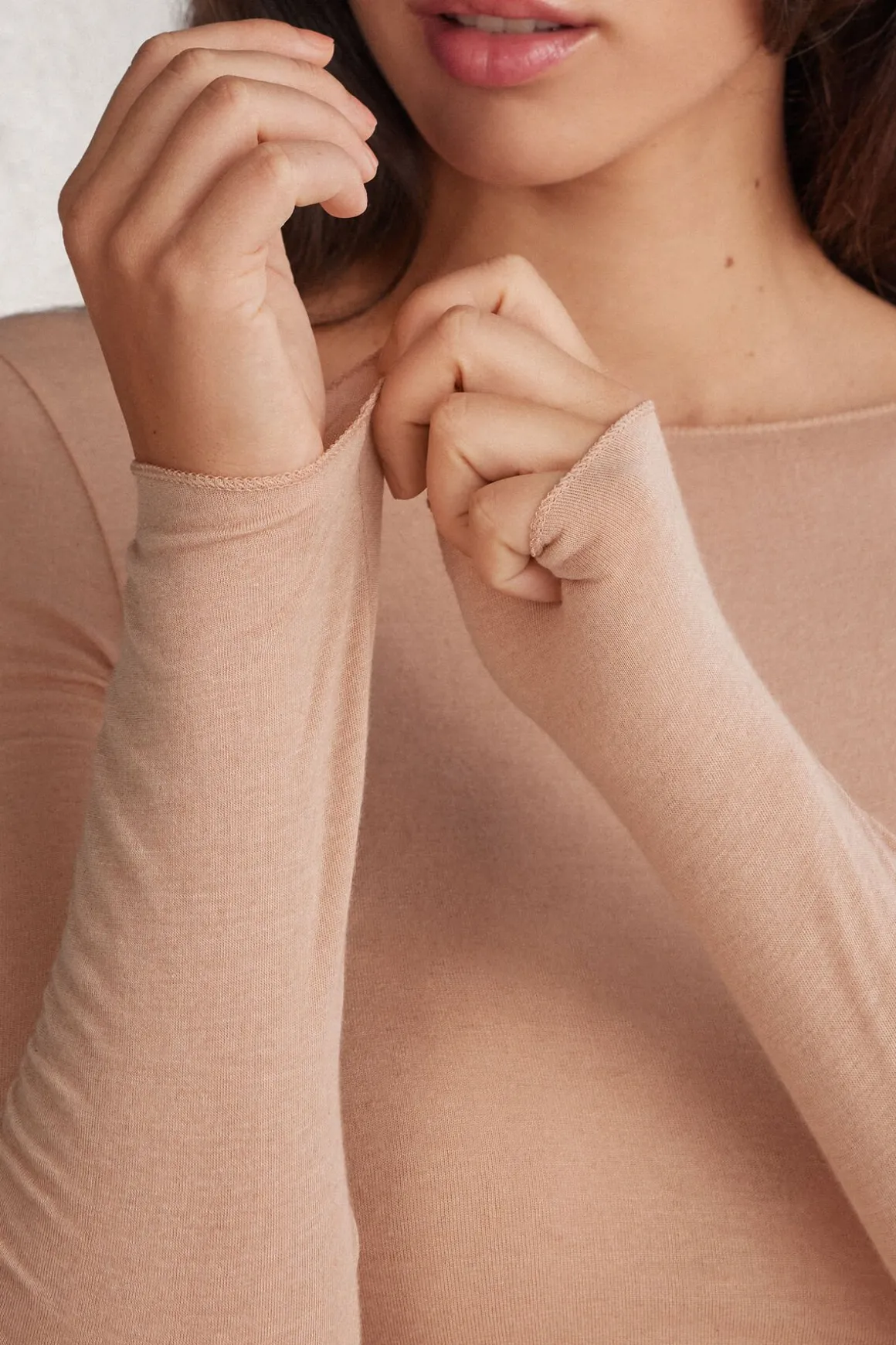 Camiseta con cuello barco en cashmere de manga Larga