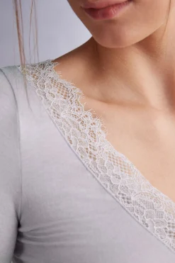 Camiseta con encaje de manga larga en modal y cashmere ultraligero