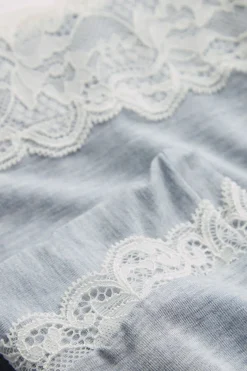 Camiseta de Modal y Encaje Abierta en la Parte Delantera