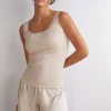 Camiseta de tirantes en seda con escote de encaje