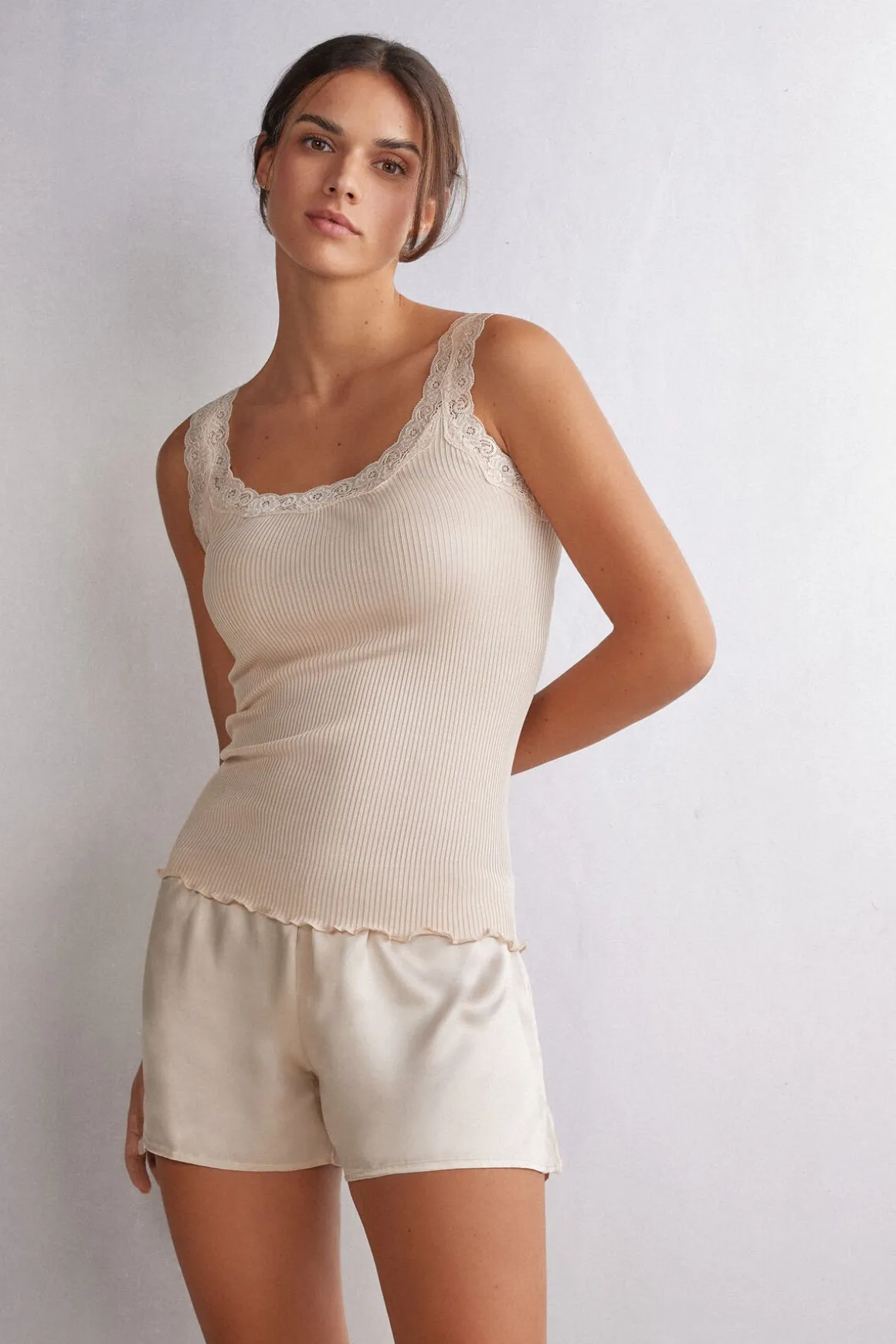 Camiseta de tirantes en seda con escote de encaje