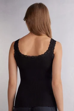 Camiseta de tirantes en seda con escote de encaje