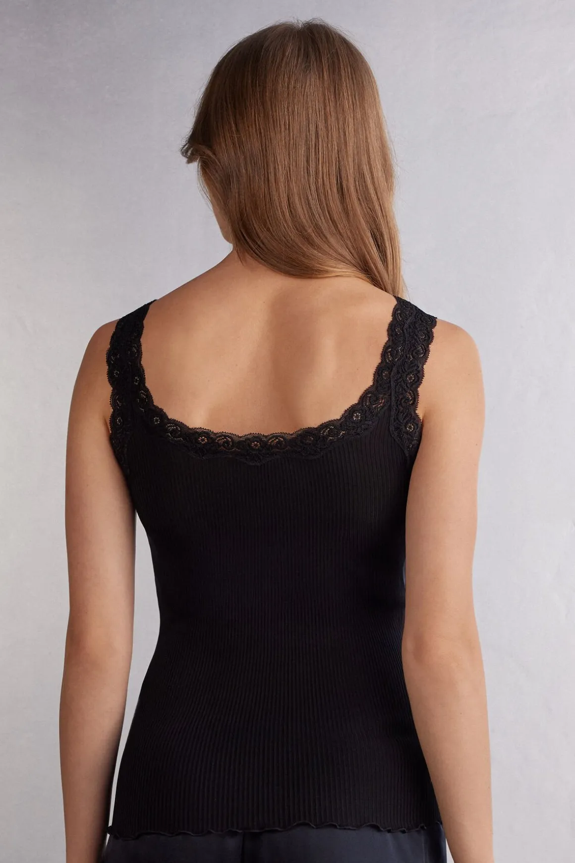 Camiseta de tirantes en seda con escote de encaje