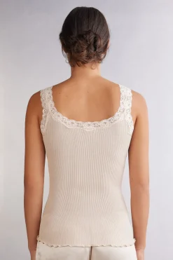 Camiseta de tirantes en seda con escote de encaje