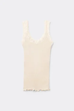 Camiseta de tirantes en seda con escote de encaje