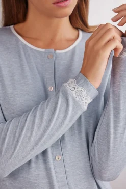 Camisón Abierto con Detalles de Encaje