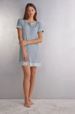 Camisón con Abertura Frontal y Detalles de Encaje