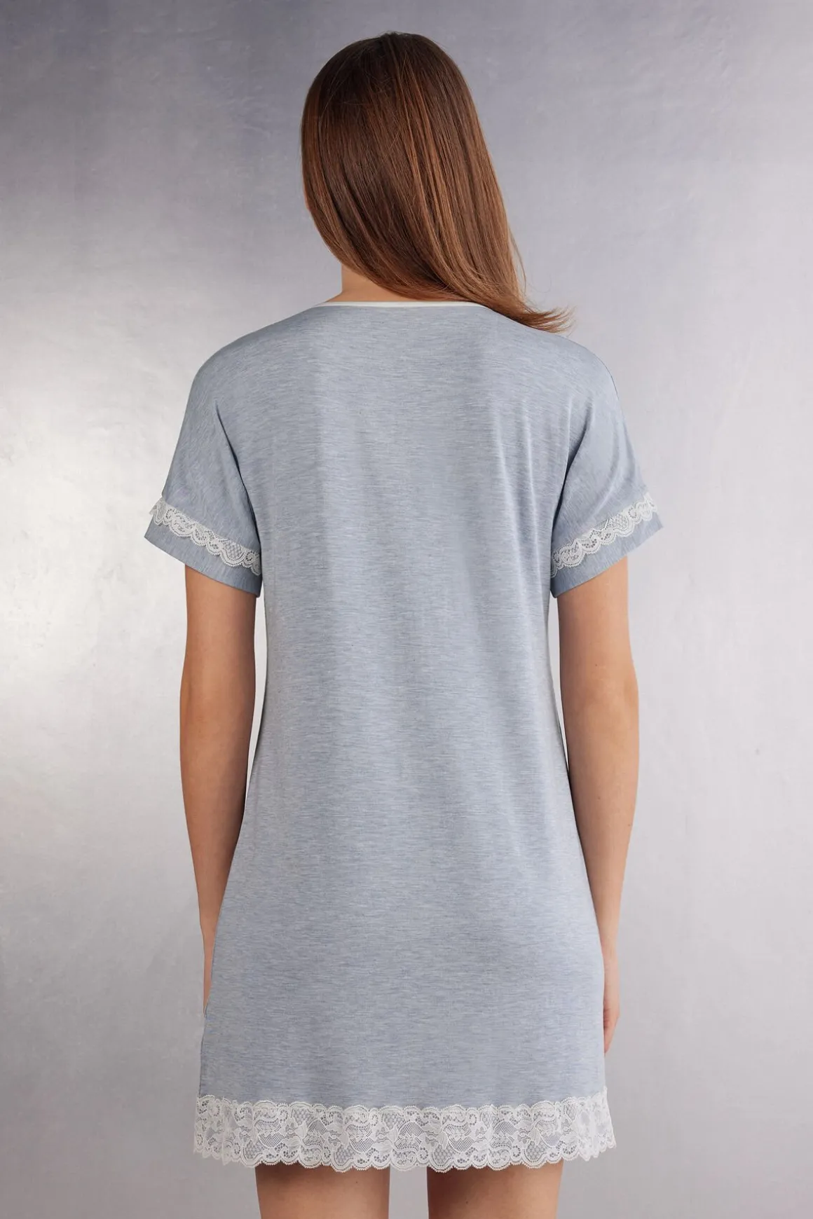 Camisón con Abertura Frontal y Detalles de Encaje