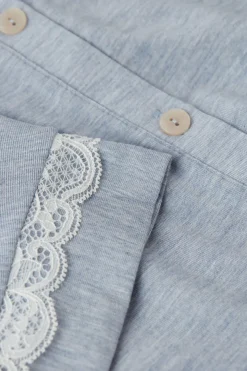 Camisón con Abertura Frontal y Detalles de Encaje