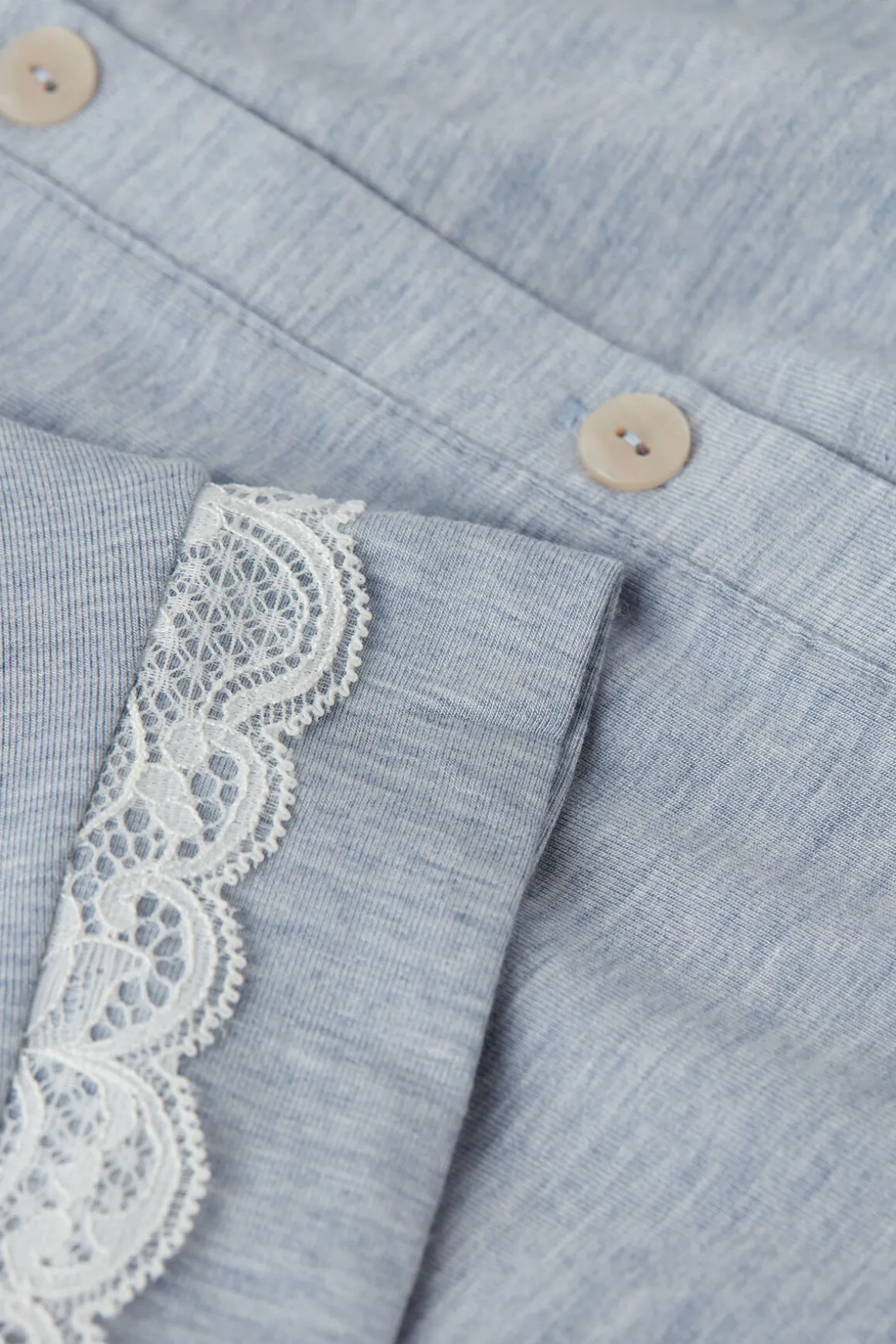 Camisón con Abertura Frontal y Detalles de Encaje
