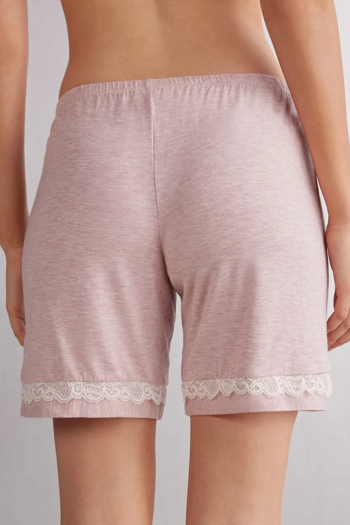 Pantalón Corto de Modal con Detalles de Encaje