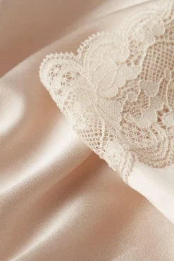 Pantalón Corto de Seda con Encaje