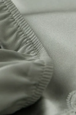 Pantalón Corto de Seda con Encaje