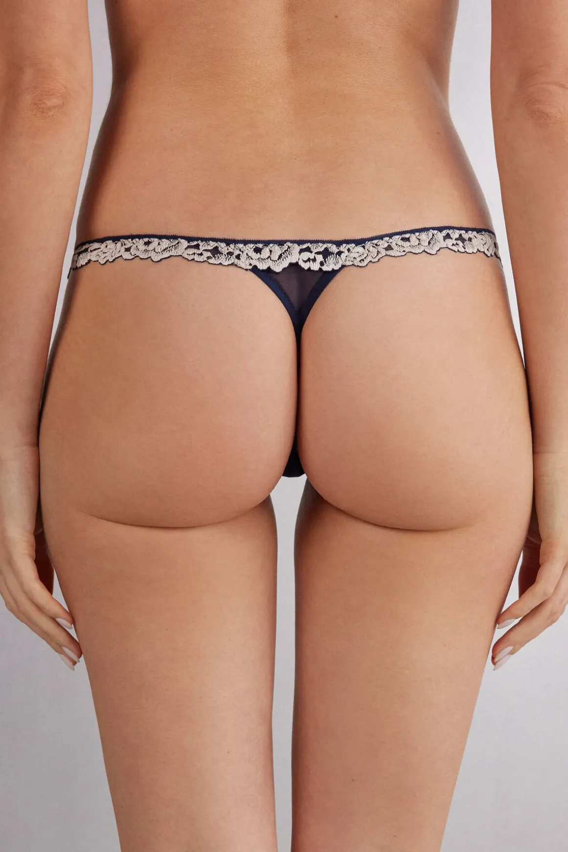Tanga de hilo con volantes de encaje Pretty Flowers